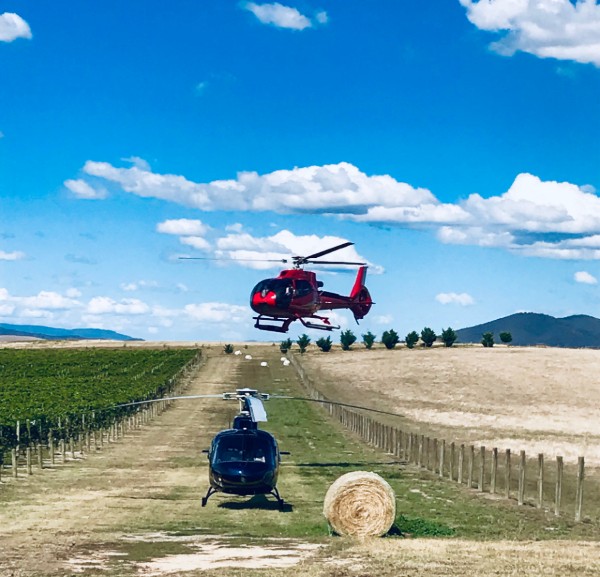 helikopter odlatujący z winiarni Yarra