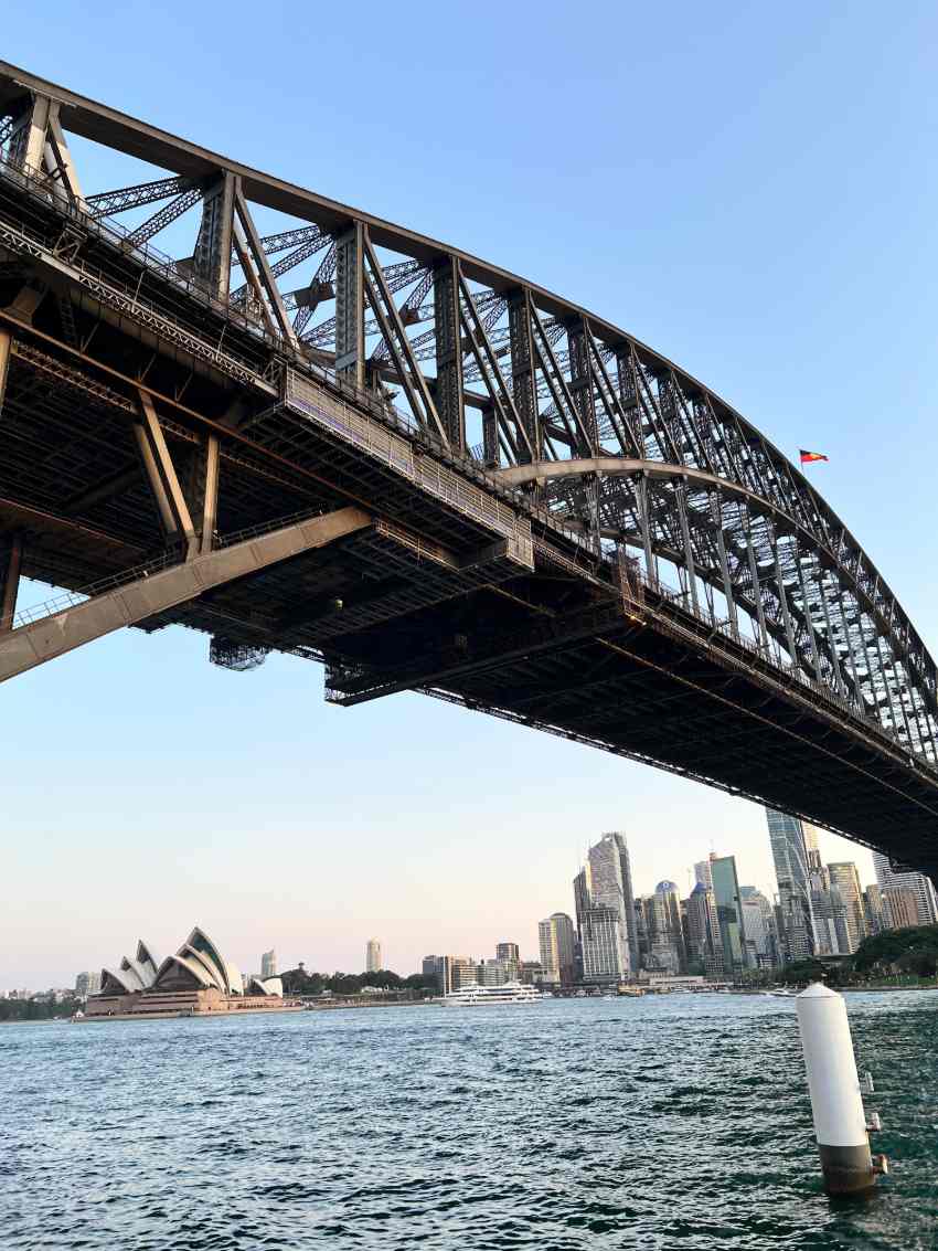 Sydney Harbour Bridge, most w Sydney, spacer górnym poziomem z widokiem na zatokę