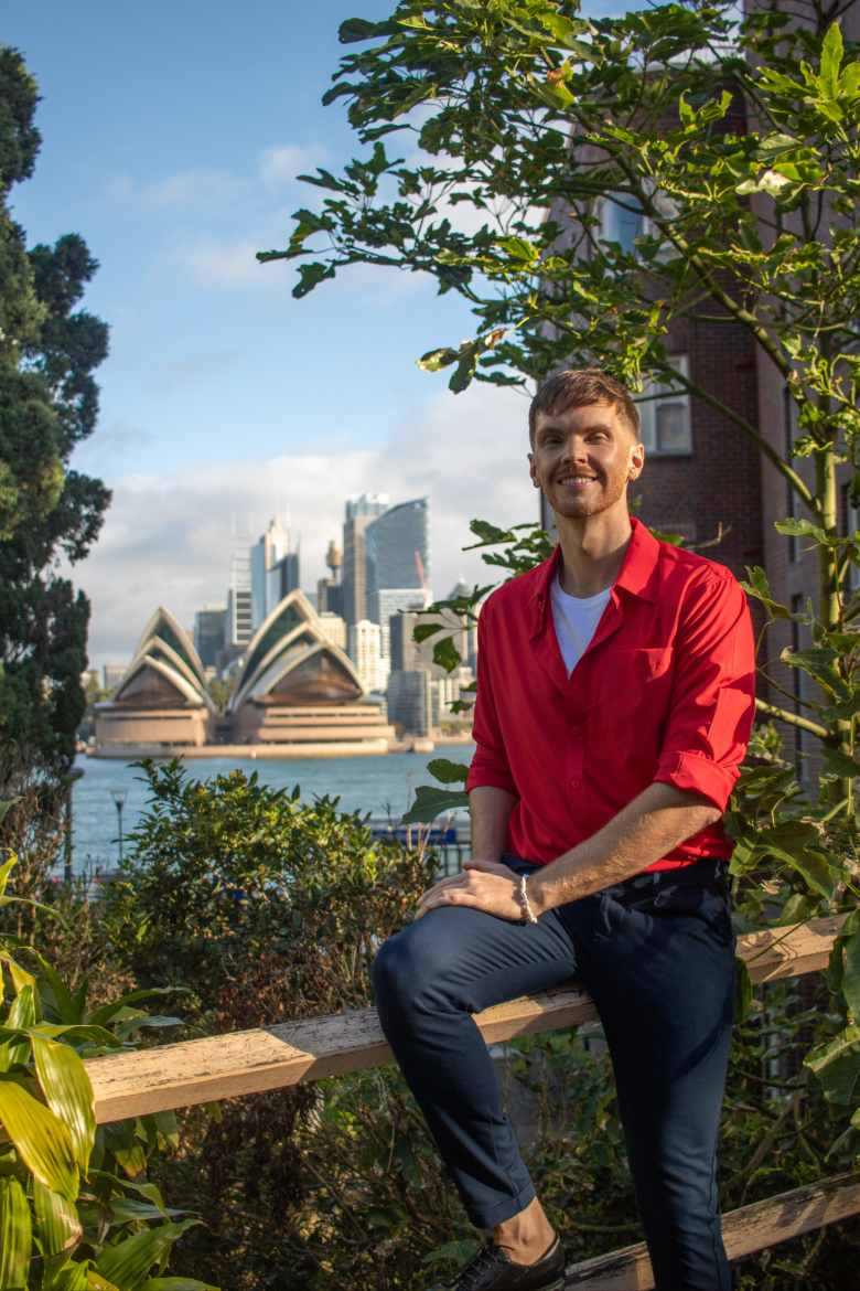 Krzysztof Hantke, polski przewodnik po Sydney, na tajemniczym punkcie widokowym z Operą w tle