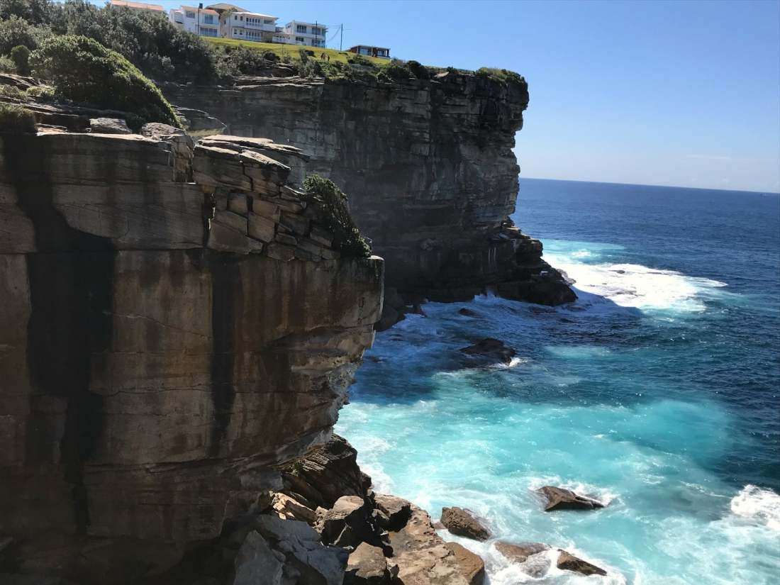 Watsons Bay w Sydney, spokojna zatoka z widokiem na latarnię morską