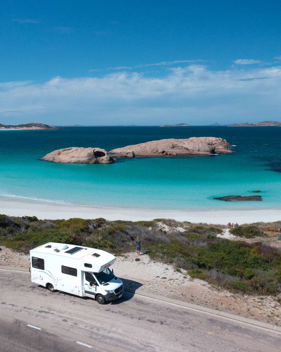 kamper motorhome na drodze zaparkowany blisko plazy