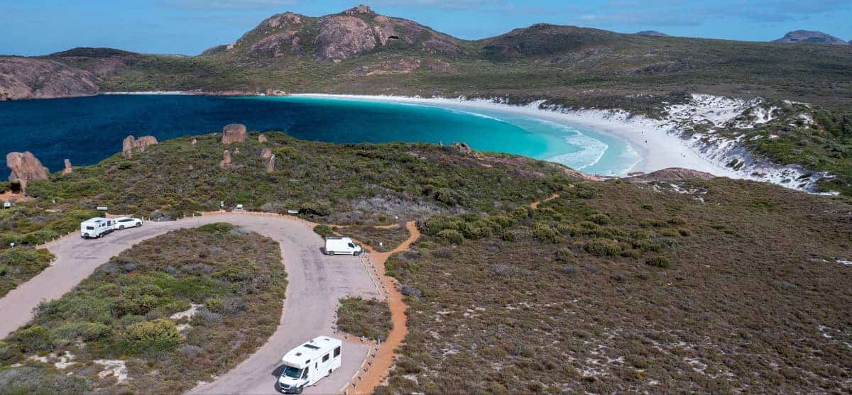 Zasady wynajmu kampera w Australii - kamper w Australii Zachodniej przy plaży