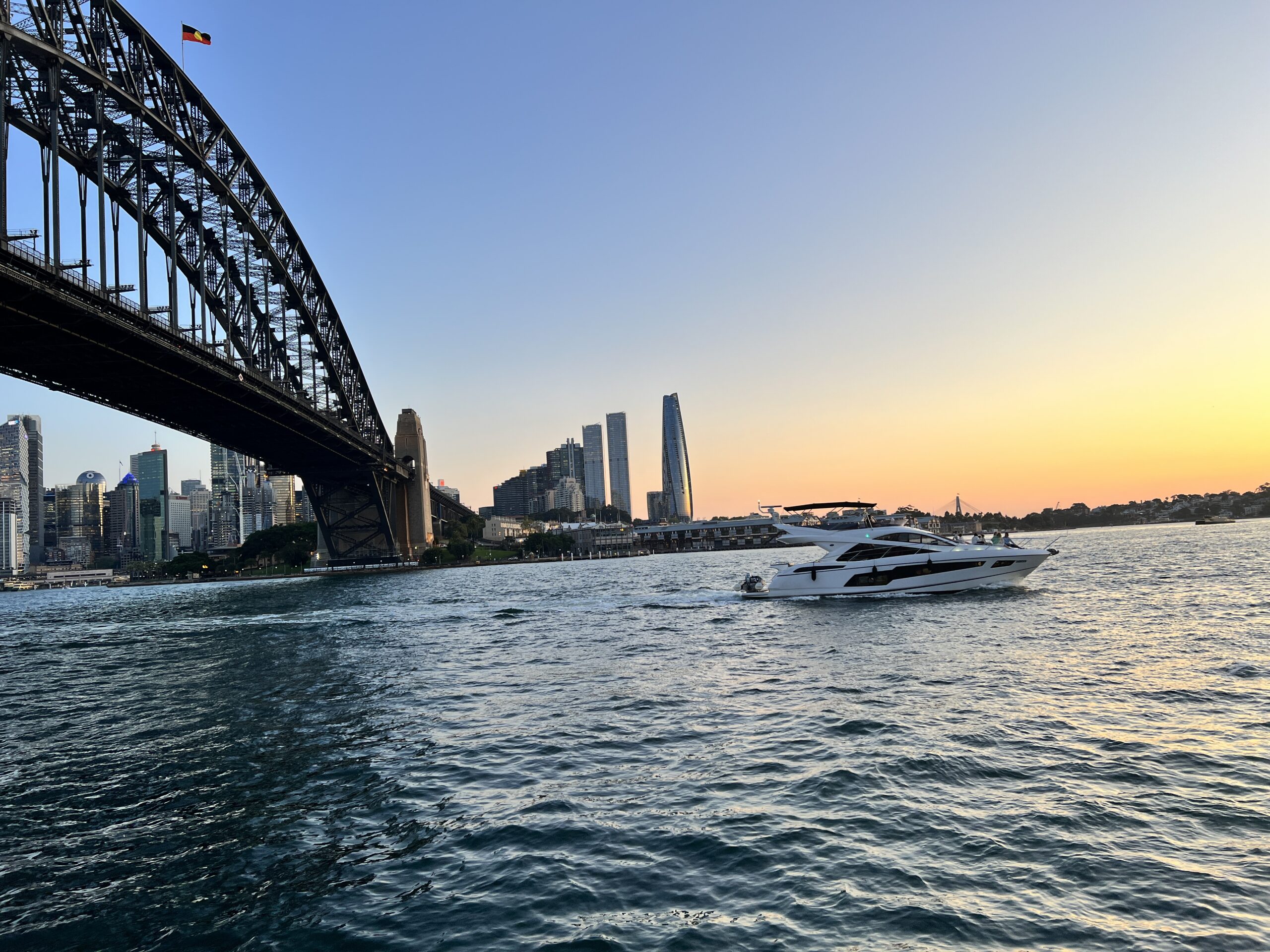 Sydney Harbour Bridge z panoramą centrum miasta w tle