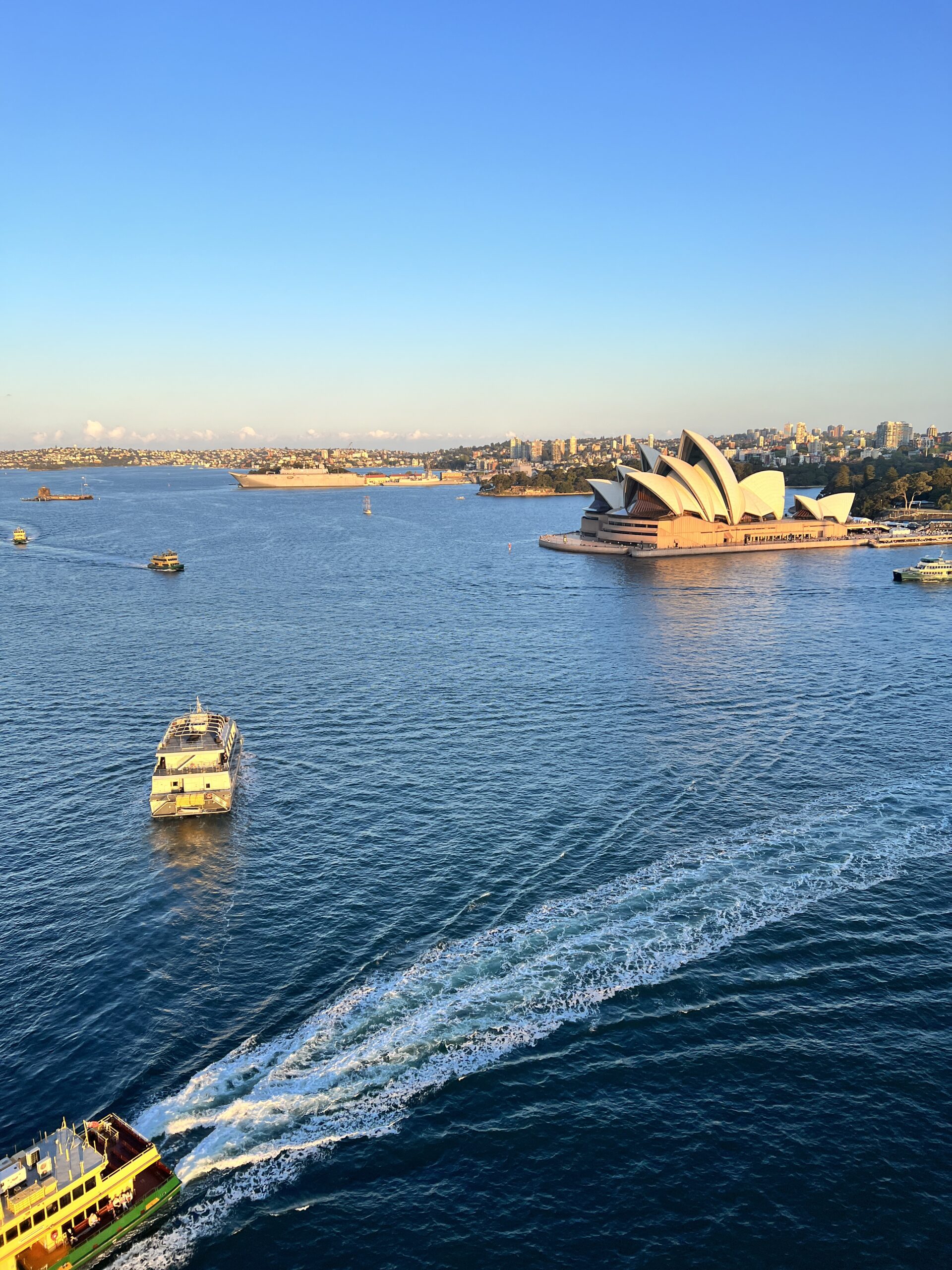 Widok z Harbour Bridge na Operę w Sydney o zachodzie słońca