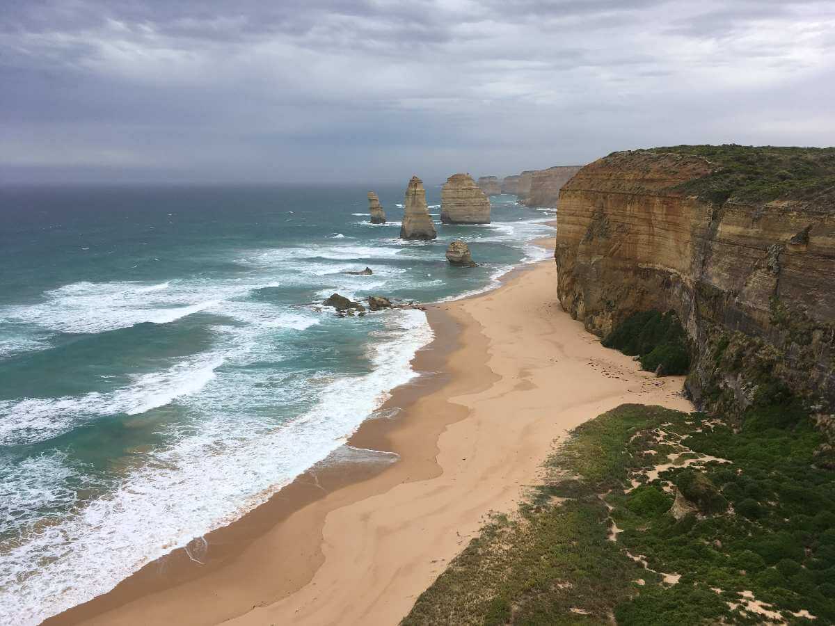 Formacje skalne Dwunastu Apostołów przy Great Ocean Road podczas zimy