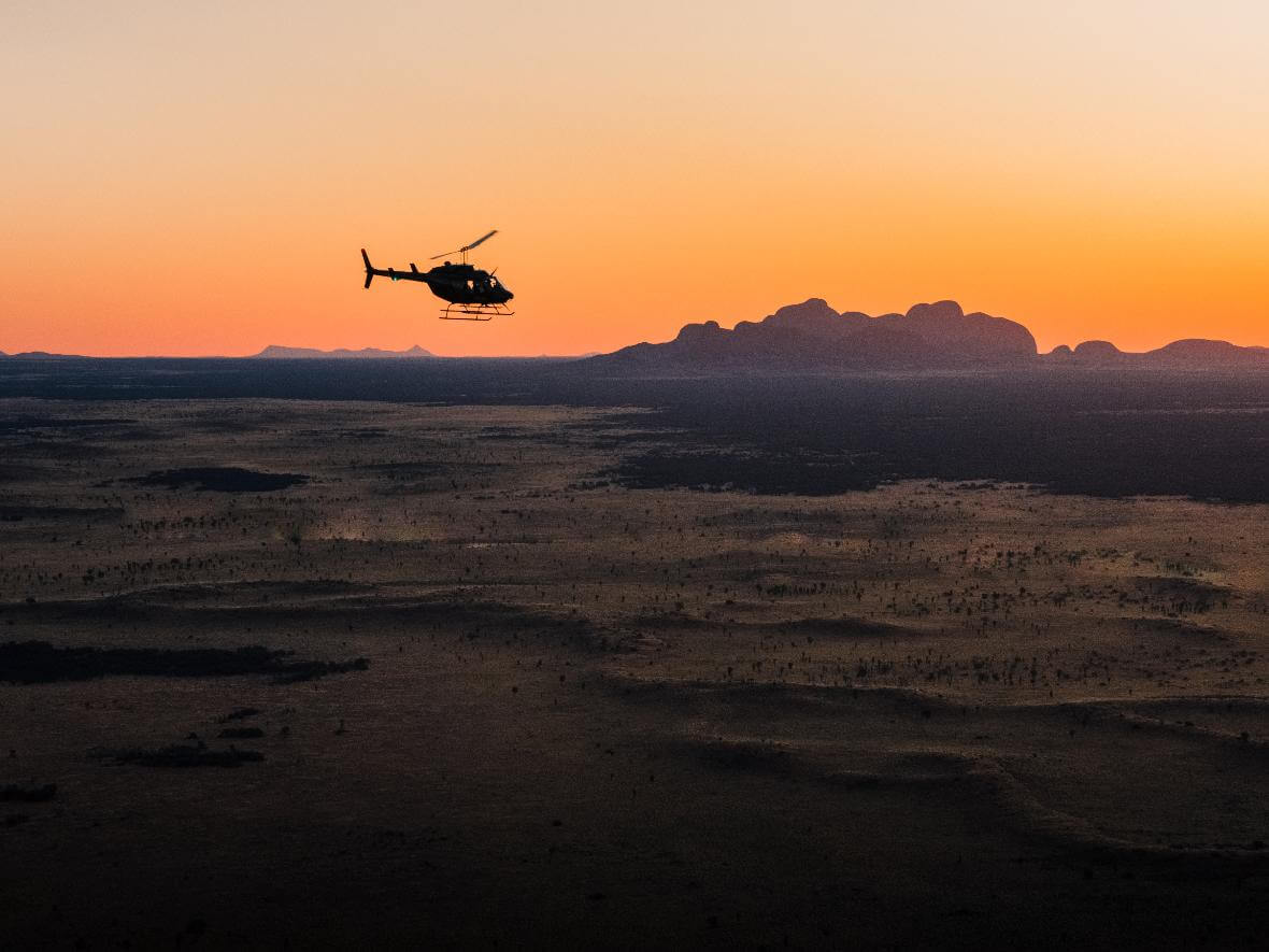 Aerial view wyjątkowych formacji skalnych: Uluru i Kata Tjuta z lotu ptaka, gwarantowany scenic flight Australia i niezapomniane zdjęcia z Red Centre.