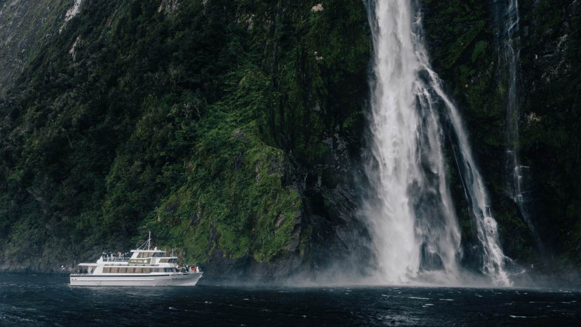 Wodospady Milford Sound podczas wycieczki po fiordzie