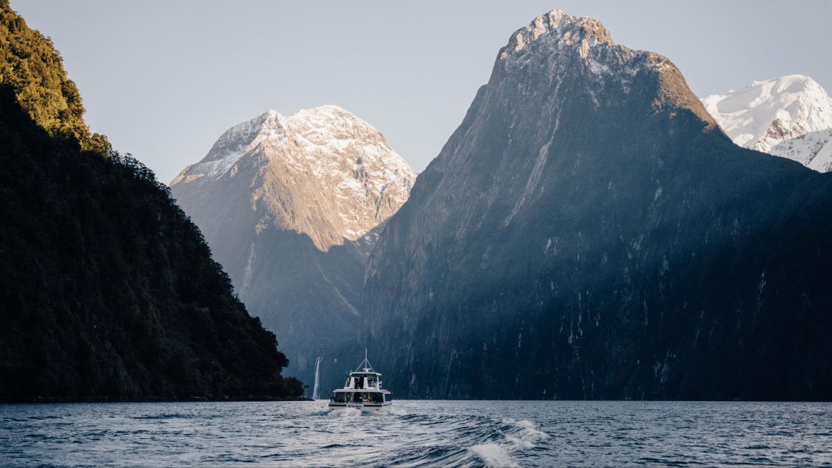 Rejs po Milford Sound z widokiem na Mitre Peak w Nowej Zelandii