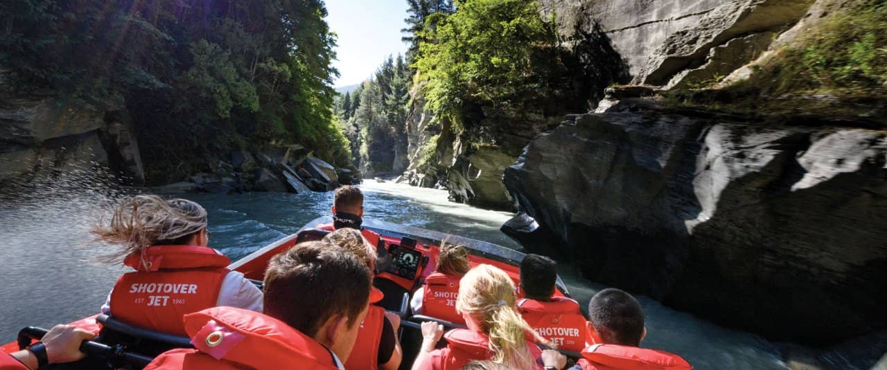 krajobraz-kanionow-shotover-i-jet-boat-w-akcji-prędkość-i-widoki