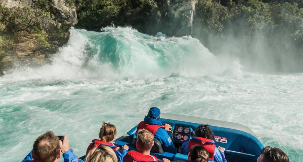 lodz-odrzutowa-huka-falls-nowa-zelandia-rejs-po-rzece-waikato-taupo