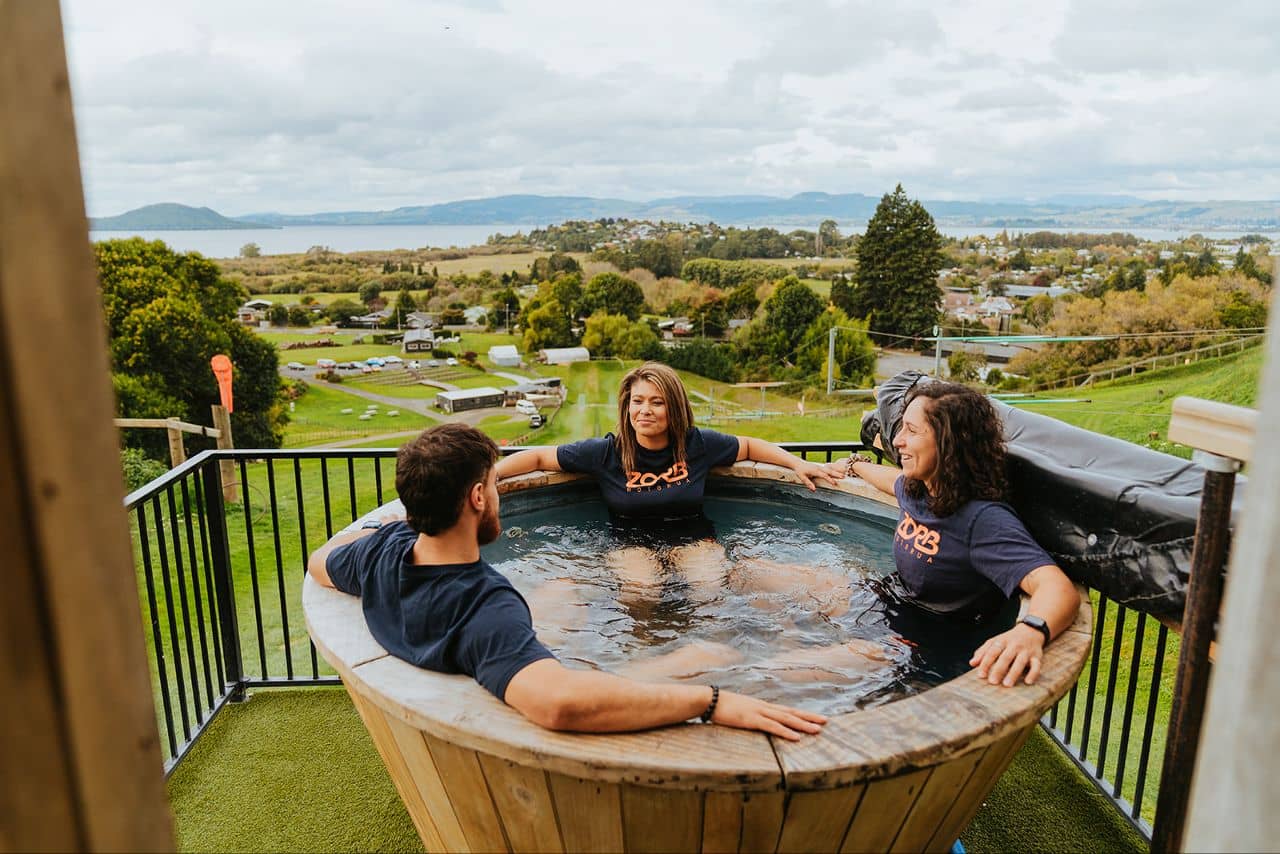 widok-na-jezioro-rotorua-z-kuli-zorb-na-najstromszym-torze