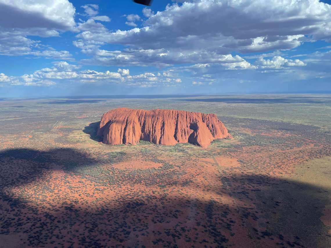 Aerial view Uluru o zachodzie słońca – helikopter scenic flight Australia.