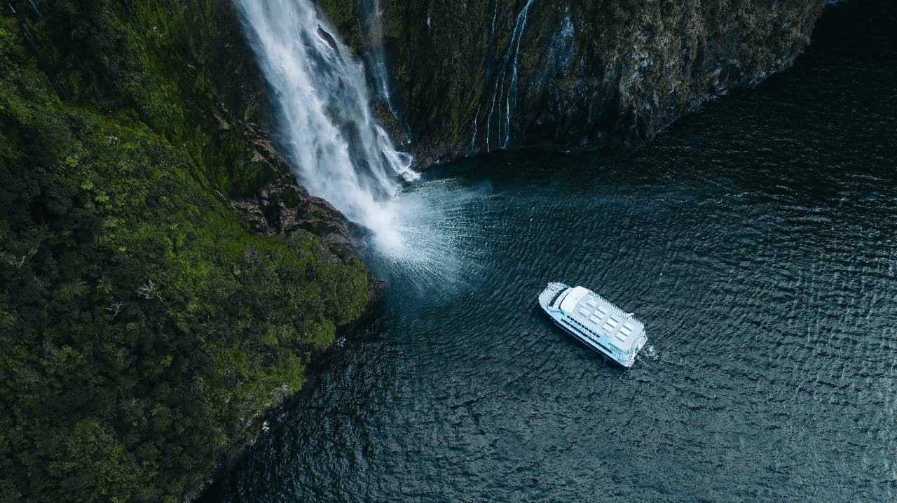 podroz-przez-milford-sound-wodospady-legenda-tu-te-raki-whanoa-fiordland