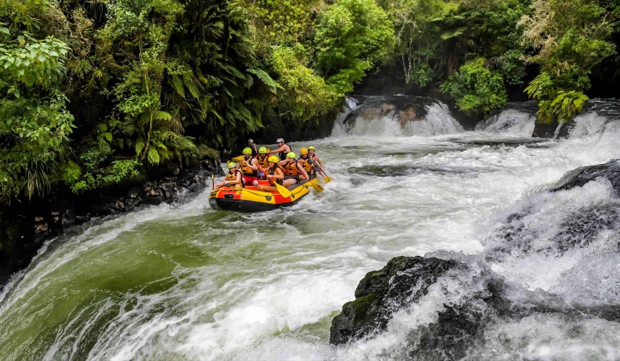 widok-na-wodospad-tutea-z-lodzi-raftingowej-rzeka-kaituna-nz-przygoda