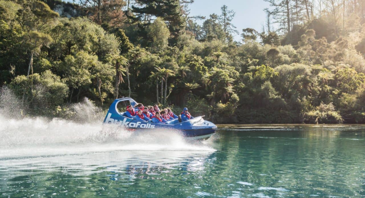 hukafalls-jet-boat-tour-przygoda-z-bliska-wodospad-i-szybkosc