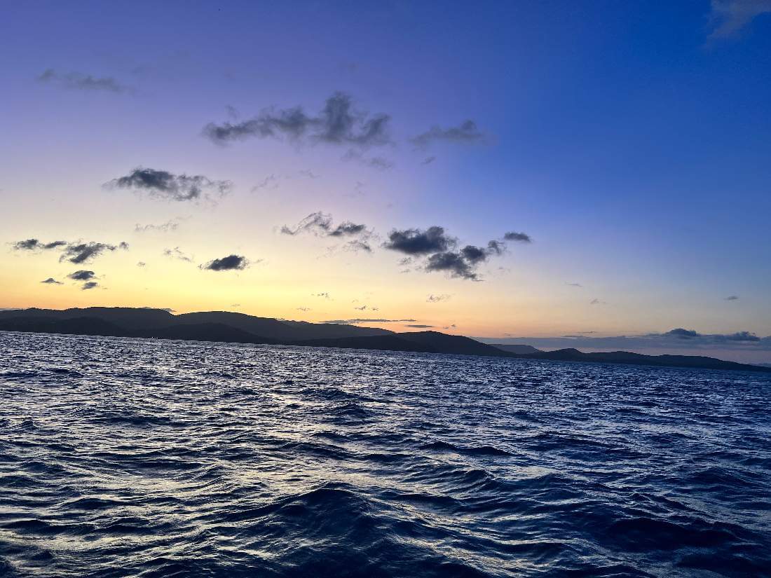 whitsundays-rejs-o-zachodzie-slonca-eksploracja-raju-i-magii-tropikalnego-nieba