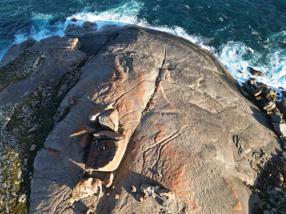 flinders-chase-national-park-admirals-arch-i-dlugonose-foki-na-klifach