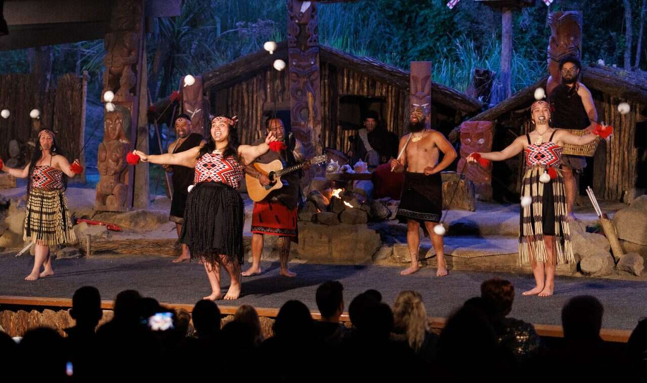 haka-i-piesn-maorysow-w-mitai-maori-village-rotorua