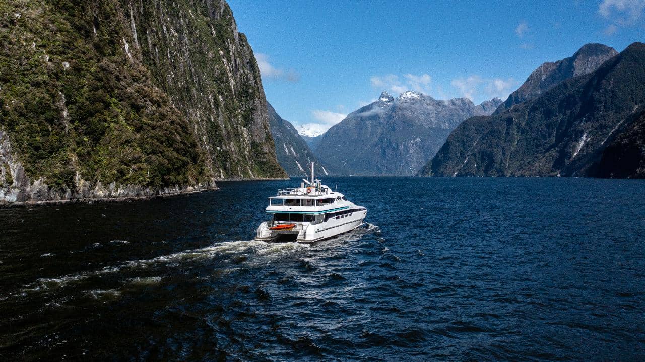 widoki-z-lodzi-milford-sound-rejs-z-komentarzem-widok-na-klify-i-wodospady