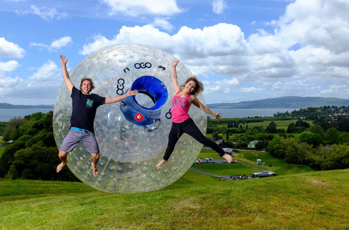 zorb-najlepsze-atrakcje-rotorua-zjazd-w-kuli-dla-dzieci-i-doroslych