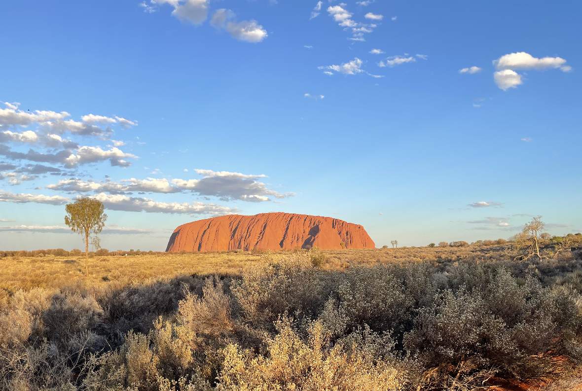 widok-na-uluru-podczas-wschodu-słońca-przygodowa-wycieczka-camping-uluru-wycieczka