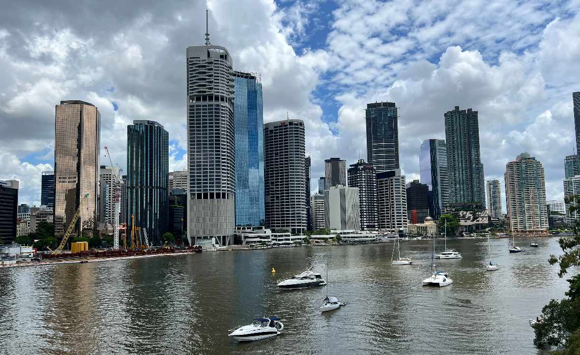 Panorama Brisbane - wieżowce i rzeka z punktu widokowego niedaleko Kangaroo Point