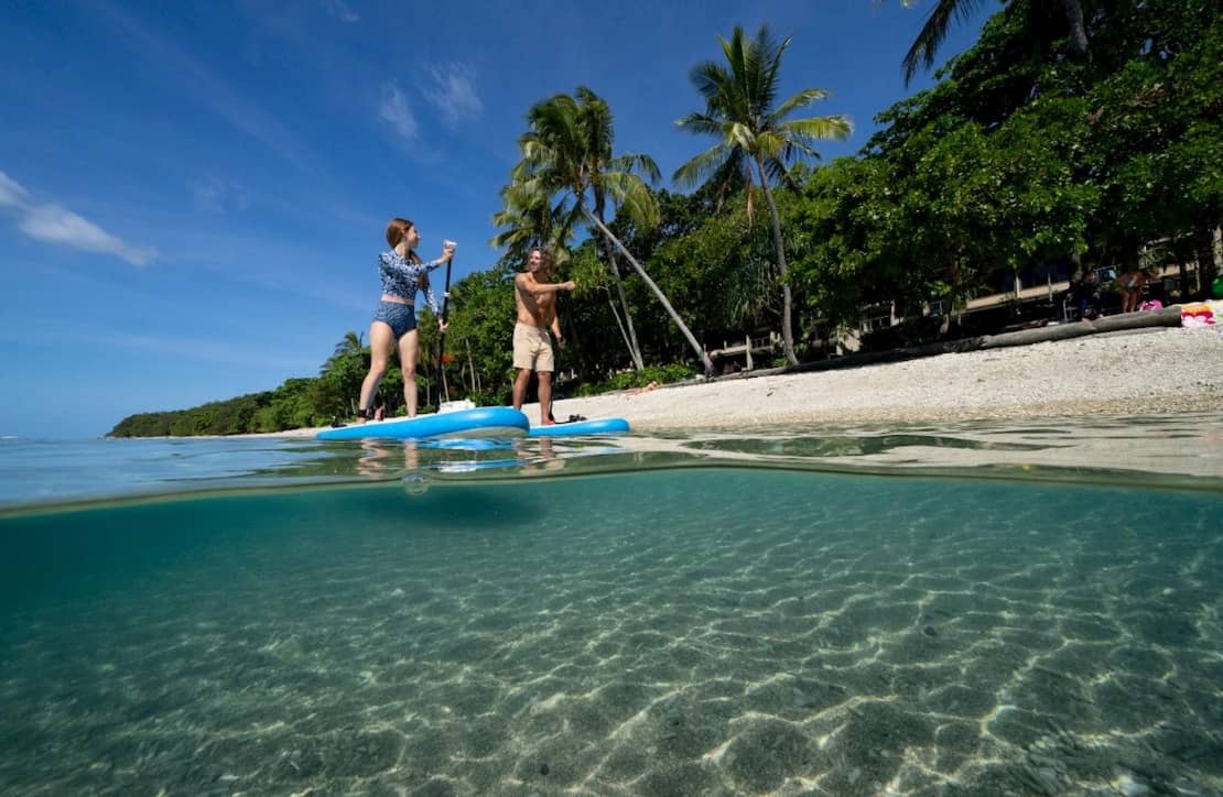 Tropikalna plaża Fitzroy Island z białym piaskiem i palmami