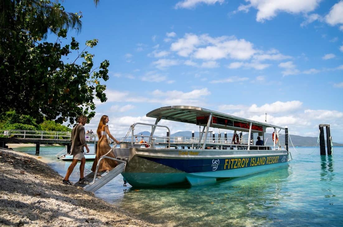 Katamaran płynący z Cairns na Fitzroy Island w tropikalnej pogodzi