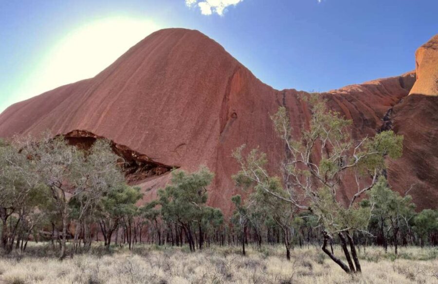 uluru-australia-praca-w-australii-z-wizą-dla-polaków-warunki-zwiedzanie-podróżowanie