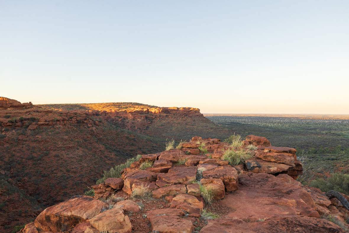 Kings Canyon Rim Walk o świcie z widokiem na Watarrka National Park, okolice Uluru.