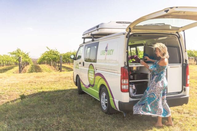 wynajem-kampera-australia-ceny-ubezpieczenie-lozko-lodowka wypożyczenie kampera w Australii z namiotem na dachu