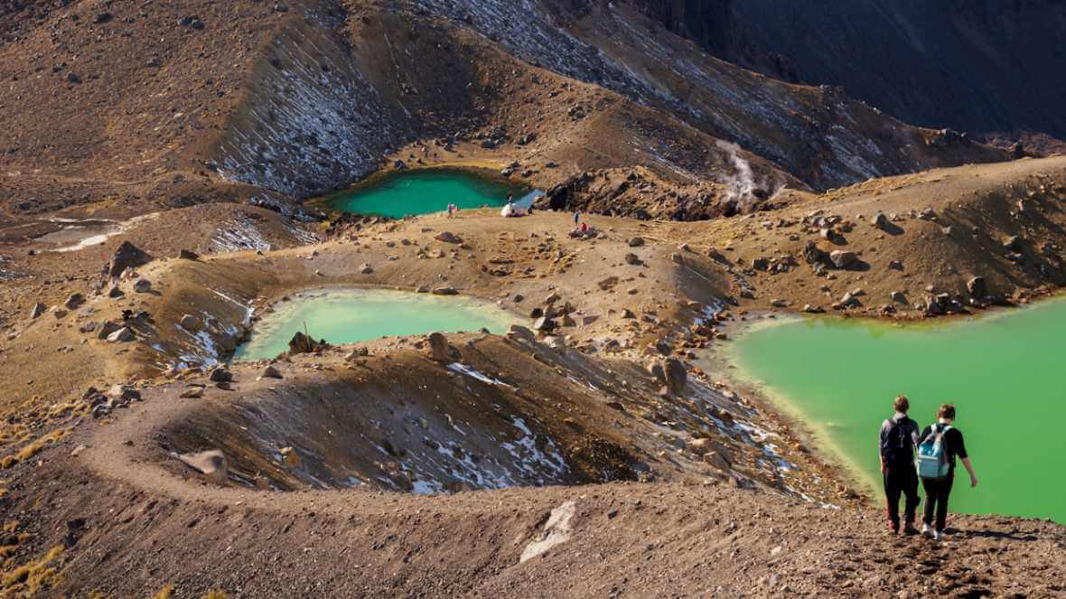 Grupa turystów na trasie Tongariro Alpine Crossing w alpejskim krajobrazie Nowej Zelandii
