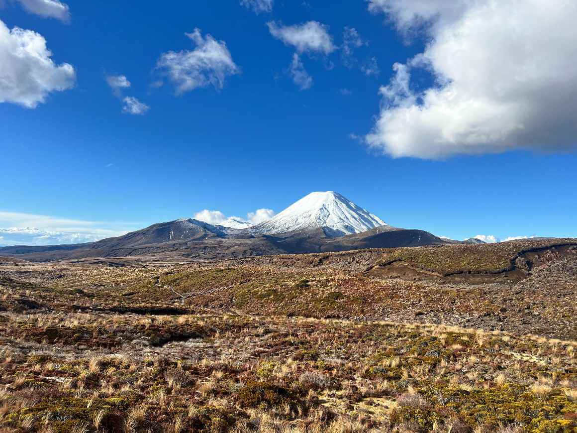 Wulkan z oddali podczas trekkingu Tongariro Alpine Crossing z przewodnikiem w Nowej Zelandii
