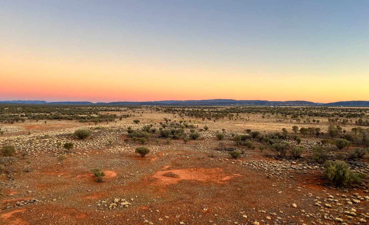 Balon nad pustynią w pobliżu Alice Springs podczas podróży do Uluru