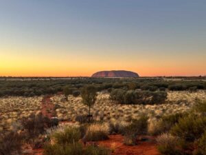 Outback w Australii – pustynia i bezkresne przestrzenie, Uluru wschod slonca