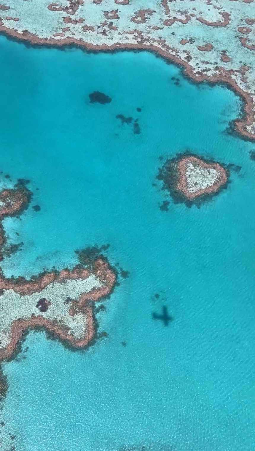 Lot nad Wielką Rafą Koralową w Australii i Heart Reef