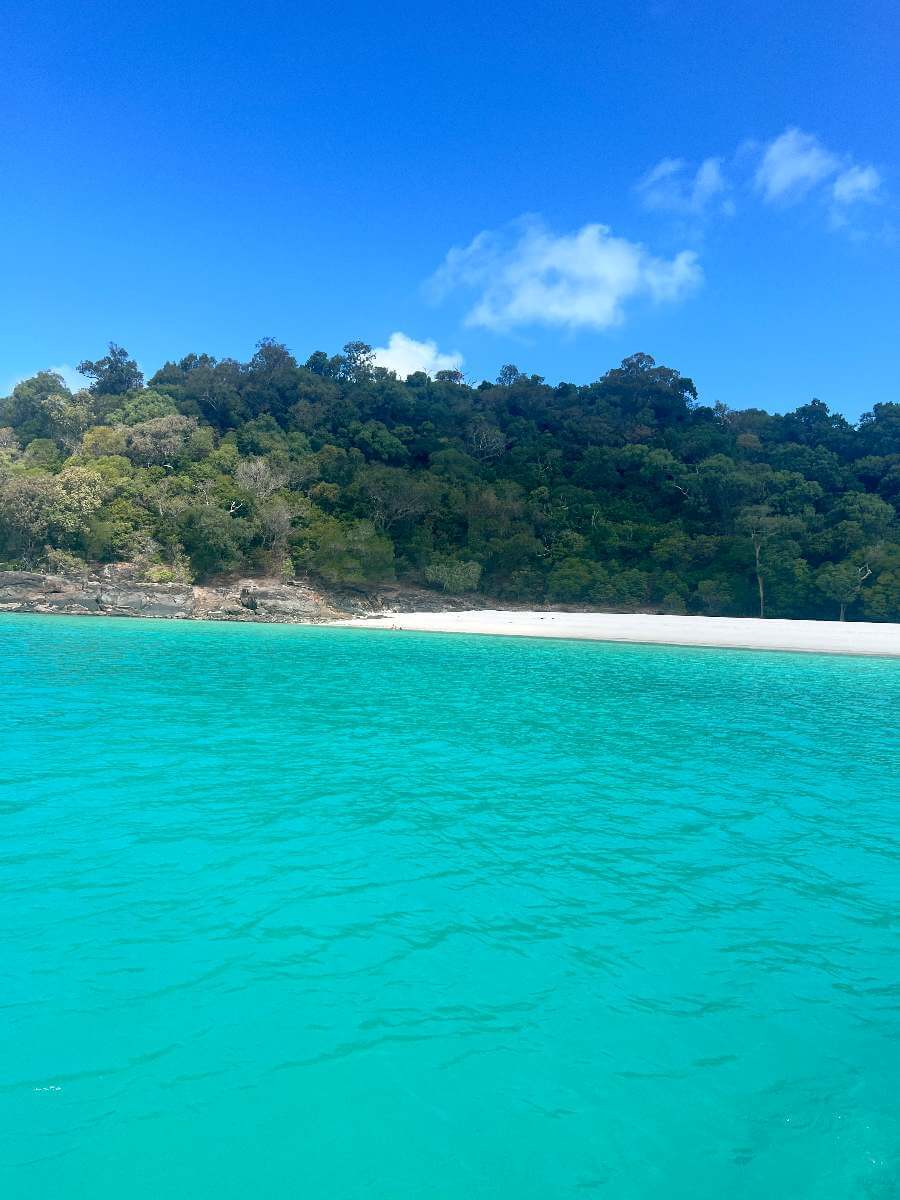 turkusowa plaża w Australii, rejs po wyspach Whitsunday