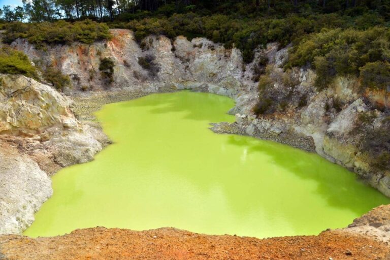 Kolorowe źródło geotermalne Champagne Pool w Wai-O-Tapu koło Rotorua, Nowa Zelandia