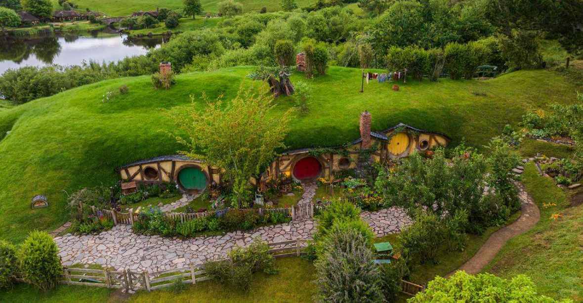 Hobbit Holes na planie filmowym Hobbiton w Nowej Zelandii