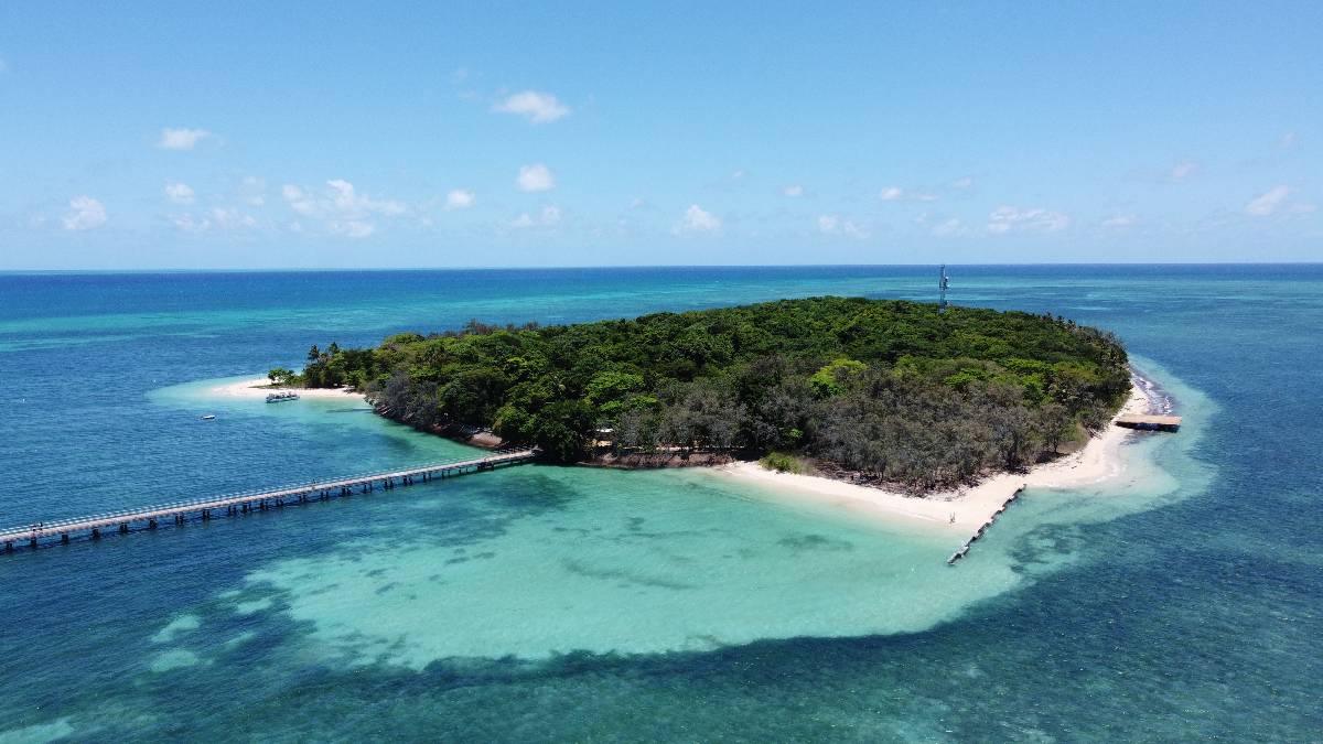 Wyspa Green Island z Cairns, spokojna laguna i biały piasek Wielkiej Rafy Koralowej