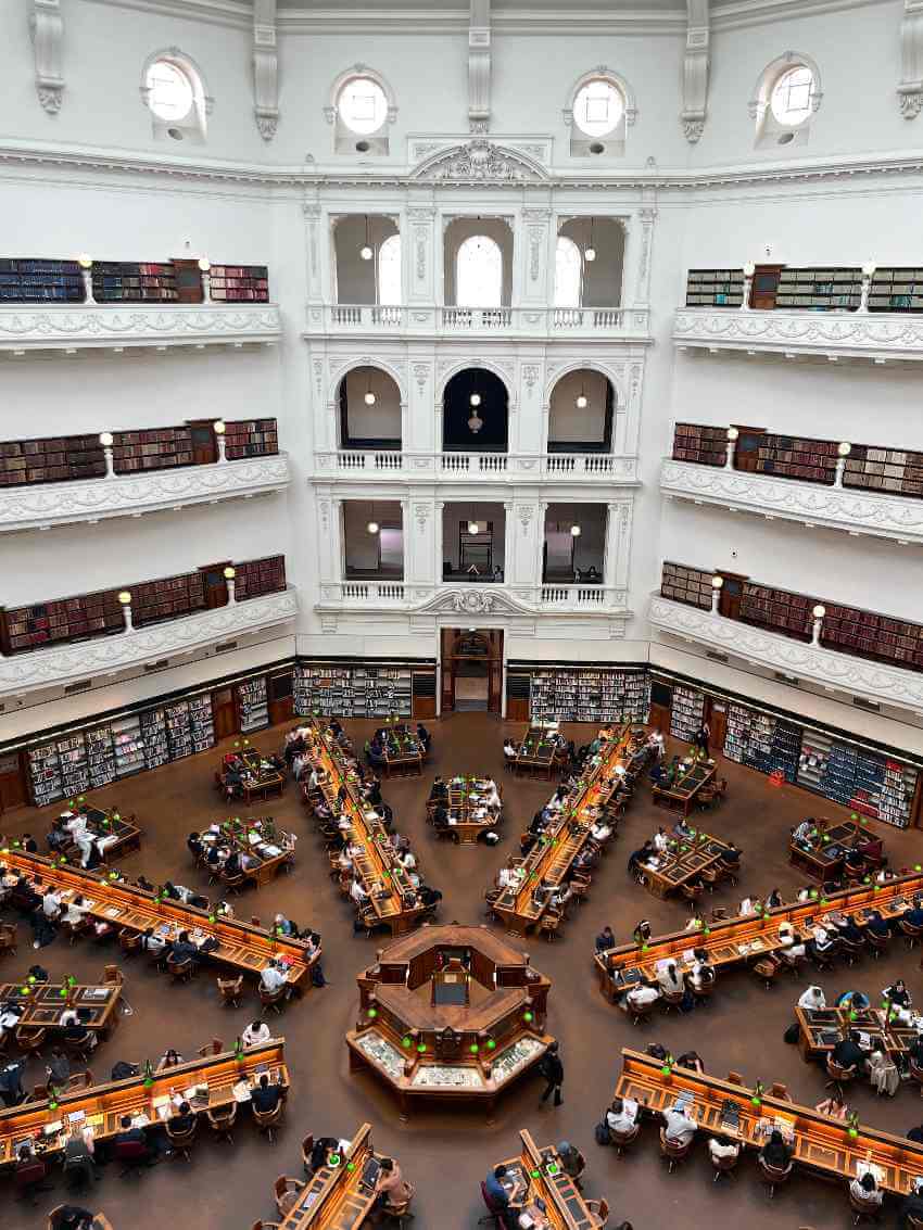 idok z góry na czytelnię La Trobe Reading Room w State Library Victoria