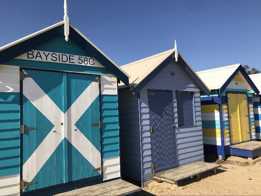 Słynne kolorowe domki plażowe Brighton Bathing Boxes w Melbourne.