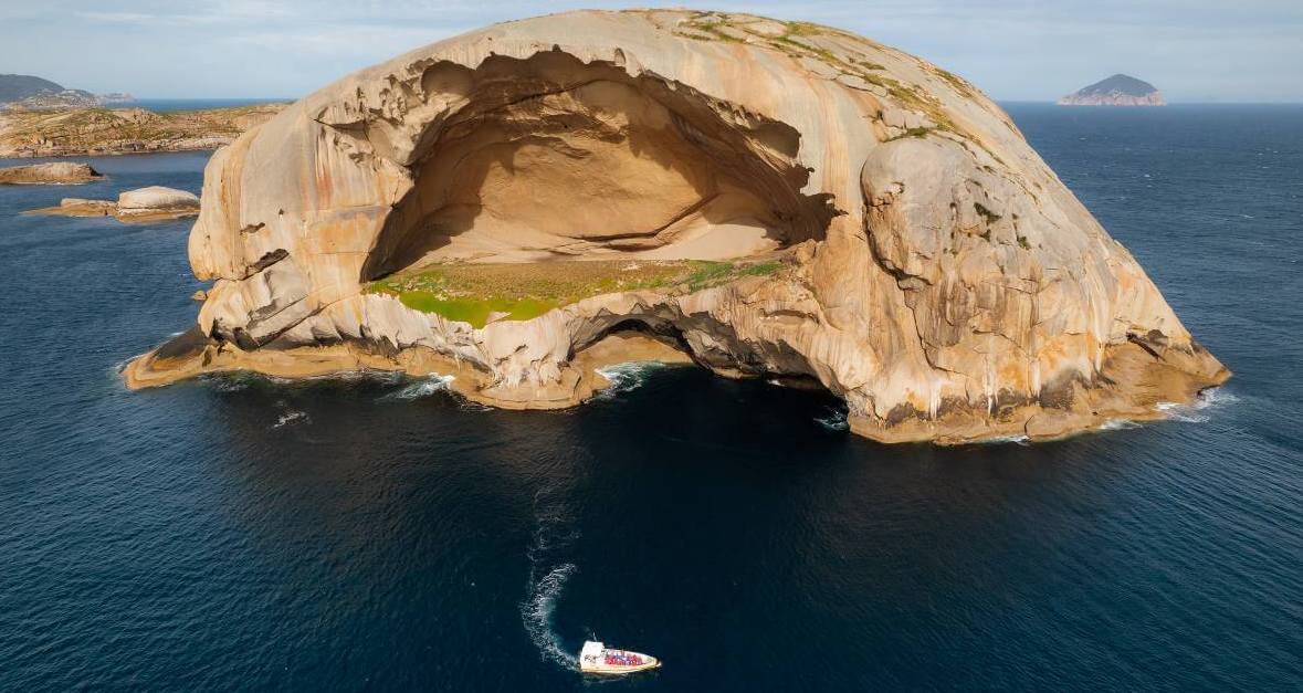 Widok na Skull Rock w Wilsons Promontory podczas wycieczki z Melbourne