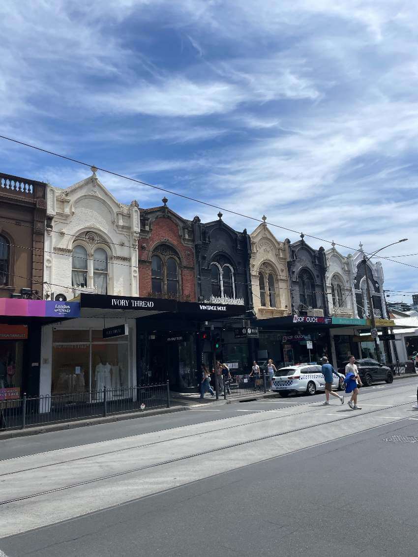 kilka domków w stylu wiktoriańskim w centrum miasta