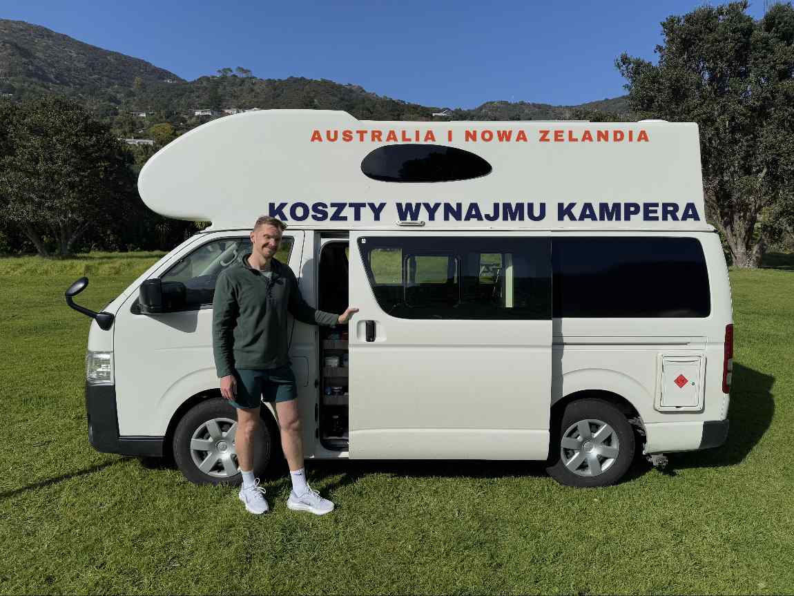 Nowoczesny kamper zaparkowany na punkcie widokowym w Australii – analiza kosztów wynajmu i paliwa na sezon 2026