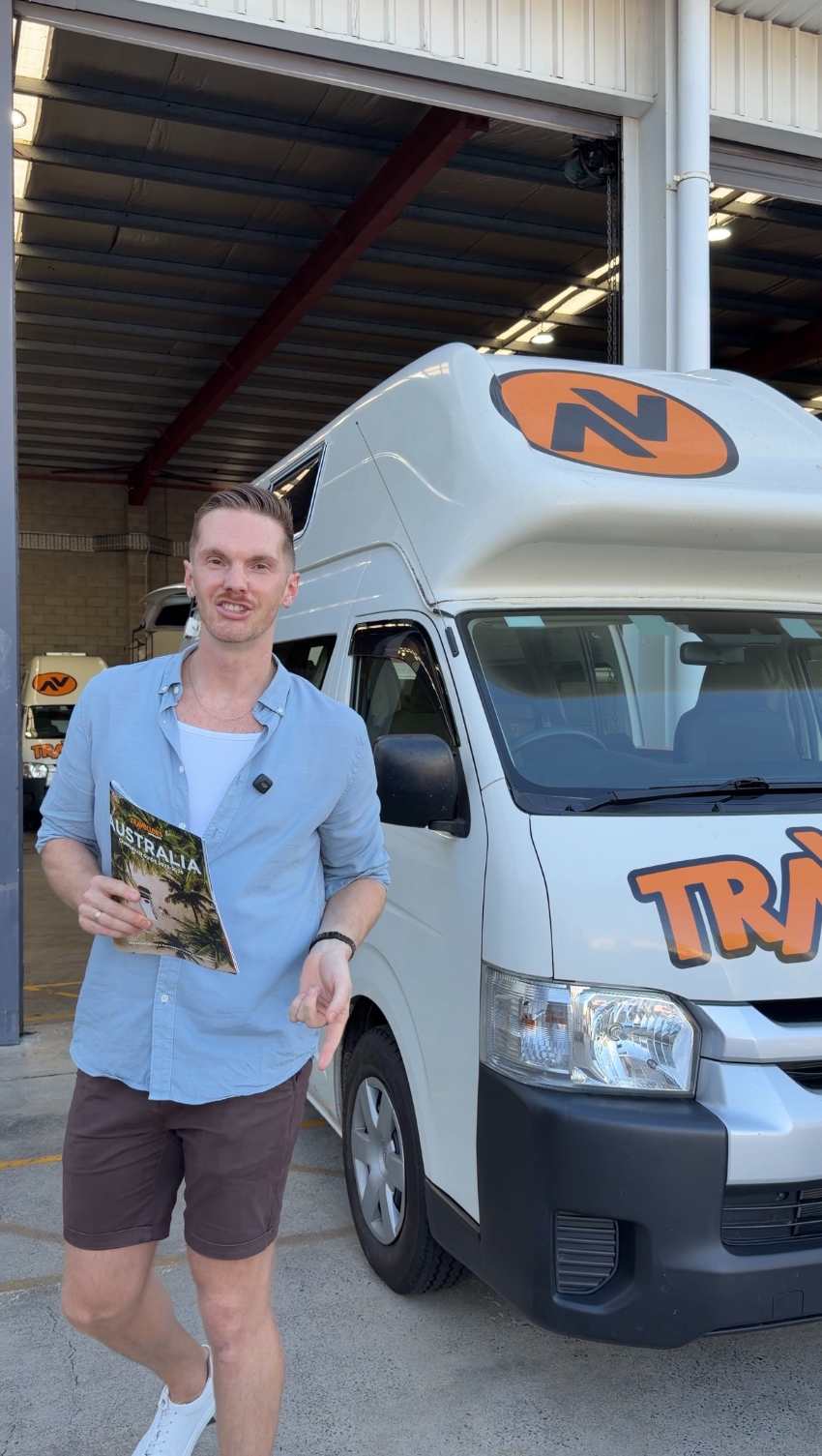 : Krzysztof z Ozland Travel podczas osobistej inspekcji kampera typu Hi-Top w australijskiej wypożyczalni – weryfikacja standardu i wyposażenia dla polskich podróżników.