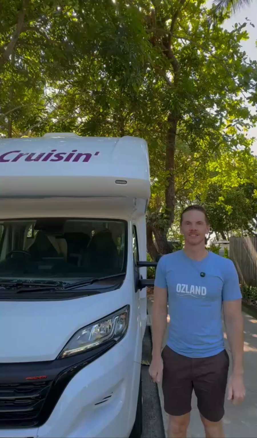 Krzysztof, ekspert Ozland Travel, prezentuje ofertę wynajmu kamperów na sezon 2026 – doradztwo i darmowe plany podróży.