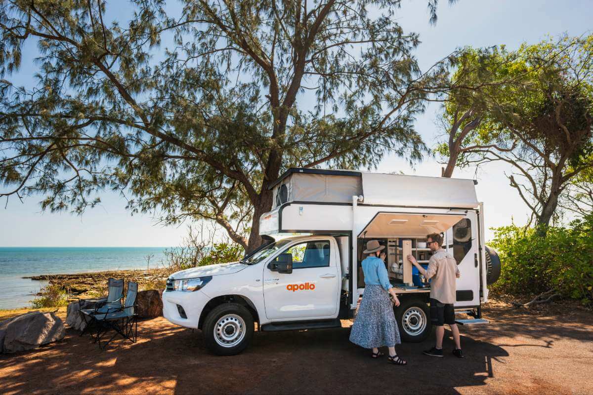 Detale wyposażenia kampera 4x4 przygotowanego do trudnych warunków: wzmocnione opony terenowe oraz możliwość rozlożenia namiotu na dachu