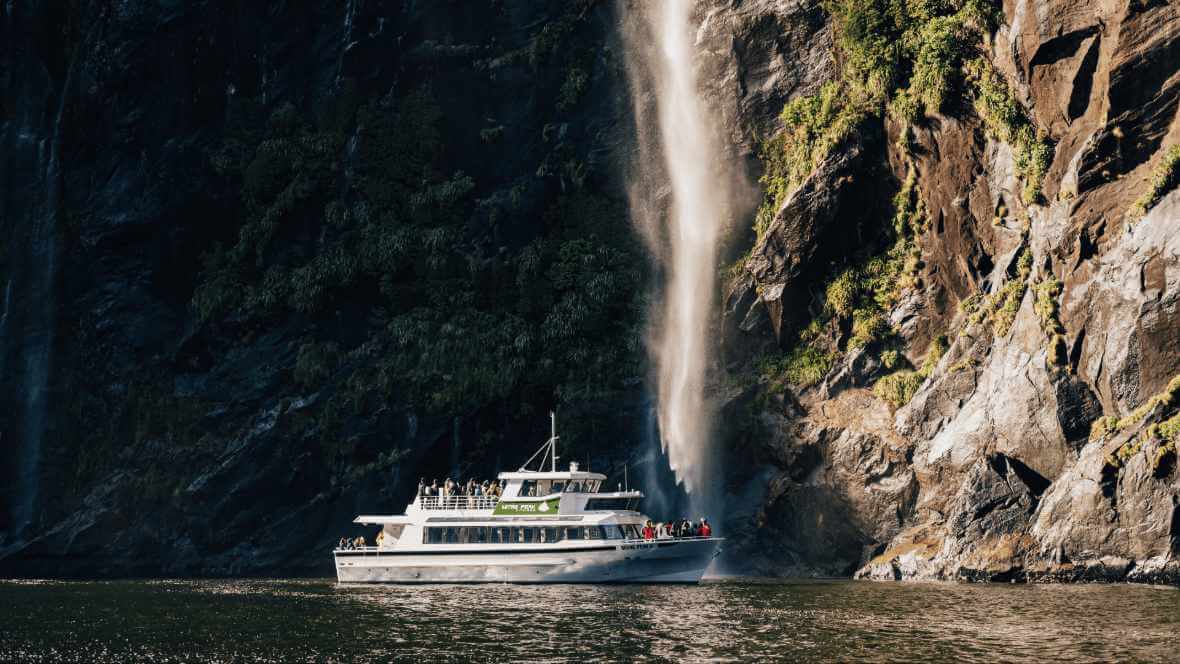 Panorama Milford Sound na Wyspie Południowej w Nowej Zelandii w tle wodospad Stirling