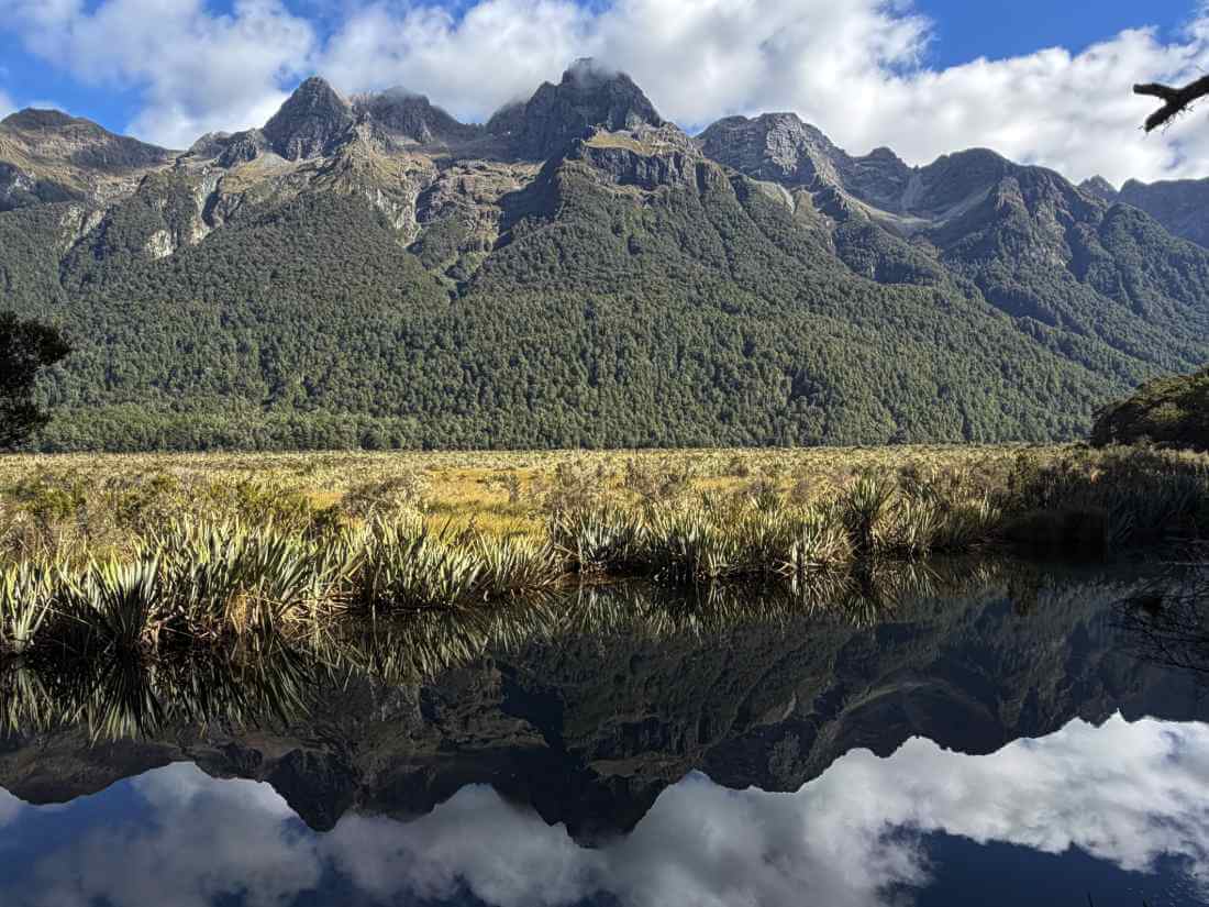 przystanek i odbicie w jeziorze gór w Nowej Zelandii